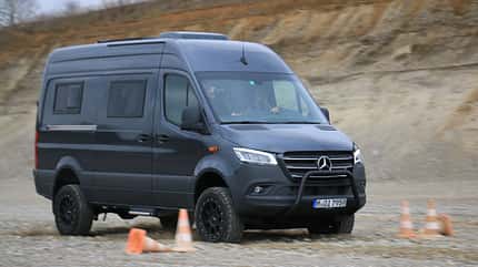 Offroad, Fahrtraining, Wohnmobil, Campingbus, Hütchen, Kies, Slalom Offroad-Fahrtraining: Campingbus fährt Slalom