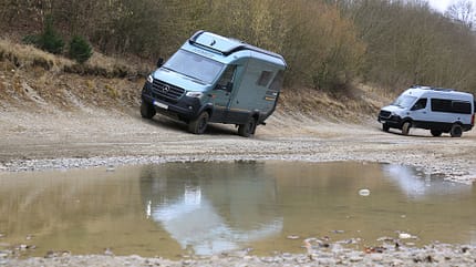 Offroad, Fahrtraining, Wohnmobil, Campingbus, Wasser, Steine, Schräge Offroad-Fahrtraining: Wohnmobil und Campingbus fahren eine Schräge