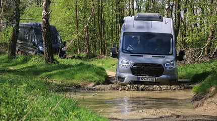 Offroad, Fahrtraining, Wohnmobil, Campingbus, Schlamm, Wasser, Bus Offroad-Fahrtraining: Campingbus fährt in den Schlamm