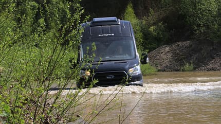 Offroad, Fahrtraining, Wohnmobil, Campingbus, Wasser, Kühlergrill, Wasserfahrt Offroad-Fahrtraining: Campingbus im Wasser