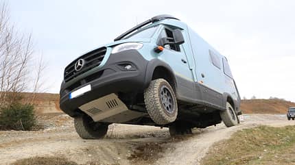 Offroad, Fahrtraining, Wohnmobil, Campingbus, Verschränkung, Kippen, Unterbodenschutz Offroad-Fahrtraining: Campingbus fährt die Verschränkungsstrecke, Sicht auf den Unterbodenschutz