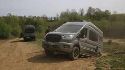 Offroad, Fahrtraining, Wohnmobil, Campingbus, Steigung, Staub Offroad-Fahrtraining: Staubige Strecke, Campingbus kämpft sich die Steigung hoch