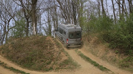 Offroad, Fahrtraining, Wohnmobil, Campingbus, Steigung, Staub, Wald Offroad-Fahrtraining: Staubige Strecke, Campingbus kämpft sich die Steigung hoch, Sicht von unten