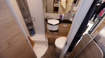 Dethleffs Globebus I6 Active (2025), Bad, Dusche abgetrennt Dethleffs Globebus I6 Active (2025), Bad, Dusche abgetrennt
