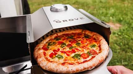 Horst multifunktionaler Campingofen und Grill von Grove Camping. Erster Platz beim Wettbewerb "Campfire der Ideen" 2024. 