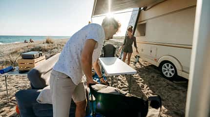 Strand, Camping, Wohnwagen, Sand, Campingzubehör, Pärchen Strand, Camping, Wohnwagen, Sand, Campingzubehör, Pärchen