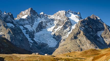 Col du Lautaret im Ecrins Nationalpark. Blick auf den Gaspard Peak and Glacier du Lautaret. Im Hintergrund La Meije. Col du Lautaret im Ecrins Nationalpark. Blick auf den Gaspard Peak and Glacier du Lautaret. Im Hintergrund La Meije.