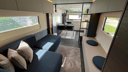 Adria, Astella 903, Astella, Wohnwagen, Mittelklasse, Sofa, Sitzecke, Wohnbereich Adria Astella 903 (2026) langer Wohnwagen, Sofa, Sitzecke, Lounge