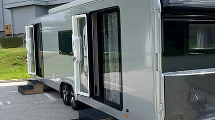 Adria, Astella 903, Astella, Wohnwagen, Mittelklasse, ganzer Wohnwagen, Aufbautüren, Fenster Adria Astella 903 (2026) langer Wohnwagen, zwei Aufbautüren und bodentiefes Fenster