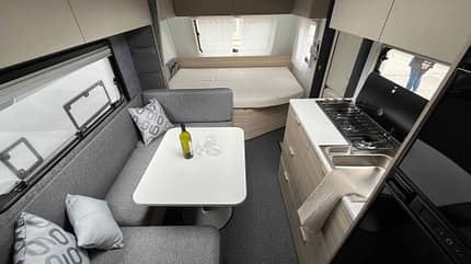 Adria Altea 552 PK 60Y, Küche, Bugbett Adria Altea 552 PK 60Y, Küche, Bugbett