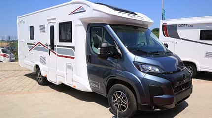 Giottiline, Wohnmobil, Siena 396, Teilintegrierter, Wohnmobil, teilintegriertes Wohnmobil, familienfreundlich, fünf Schlafplätze, sieben Sitzplätze, Kinderzimmer, Stockbetten Giottiline Siena 396 Wohnmobil für Familien mit Kinderzimmer