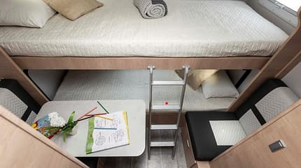 Giottiline, Wohnmobil, Siena 396, Teilintegrierter, Wohnmobil, teilintegriertes Wohnmobil, familienfreundlich, fünf Schlafplätze, sieben Sitzplätze, Kinderzimmer, Stockbetten Giottiline Siena 396 Wohnmobil für Familien mit Kinderzimmer