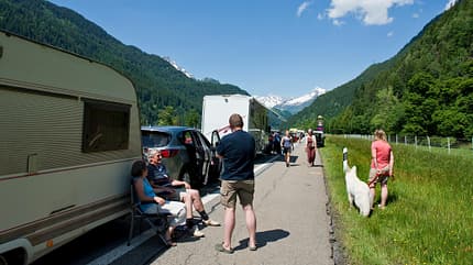 Stau in der Schweiz mit Wohnmobilen und Wohnwagen