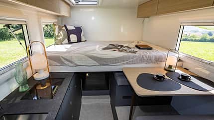 Hellgeth Tenere, Unimog, Innenaufnahme, Bett, Sitzplatz, Kabine