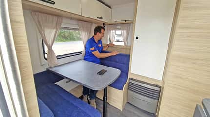Dinnette, Sitzgruppe, Tisch, Mann, Dachschrank, Kleiderschrank Dinnette, Caravelair Alba 462, Wohnwagen, 2026