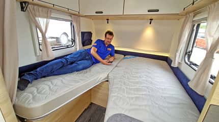 Einzelbetten, Bett, Mann, Fenster, Lichtspot, Gardine Bett, Einzelbetten, Caravelair Alba 462, Wohnwagen, 2026
