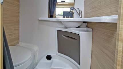 Bad, Waschbecken, WC Caravelair Alba 462, Wohnwagen, 2026