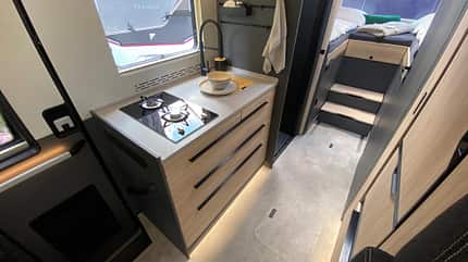Frankia, Next, 76 L, Teilintegrierter, Wohnmobil, Interieur, Küche Frankia Next, 76 L Einzelbetten-Grundriss mit modernem Interieur, Küche