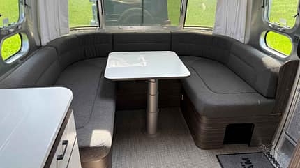 Airstream 684 Midnight Flamingo, Sitzgruppe, Innenansicht f_Airstream_684_Midnight_Flamingo_Sitzgruppe