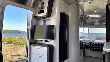 Airstream 684 Midnight Flamingo, TV, Kühlschrank f_Airstream_684_Midnight_Flamingo_TV