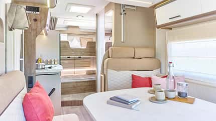 Benimar Tessoro 425 mit Stockbetten und Loungesitzgruppe
