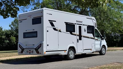 Benimar Tessoro 425 mit Stockbetten und Loungesitzgruppe, außen, hinten