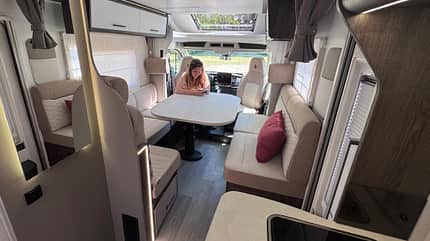 Benimar Tessoro 425 mit Stockbetten und Loungesitzgruppe, Sitzgruppe