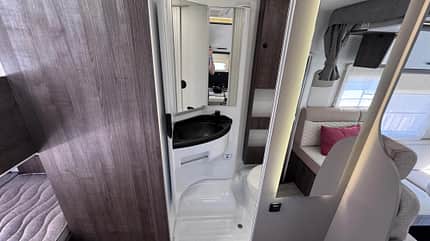 Benimar Tessoro 425 mit Stockbetten und Loungesitzgruppe, Bad