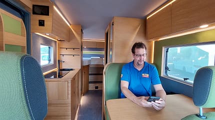 Dethleffs, E-home Eco, Wohnmobil-Studie, E-Camper, E-Wohnmobil, Teilintegrierter, Sitzgruppe, Polster, indirektes Licht Dethleffs E.home Eco Wohnmobil-Studie E-Camper Sitzgruppe, grüne Polster, indirektes Licht
