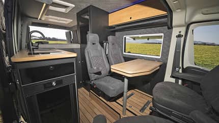 Sitzgruppe, Halbdinette, Dachstauschrank VR Motorhomes PaddockBoss (2026), Sitzbank