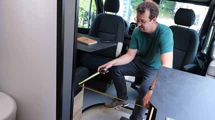 Campingbus, Maßband, Mann Campingbus, Maßband, Mann