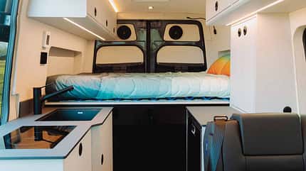 Innenaufnahme, Bett, Küche Benchmark Apprentice, Campingbus, Innenraum