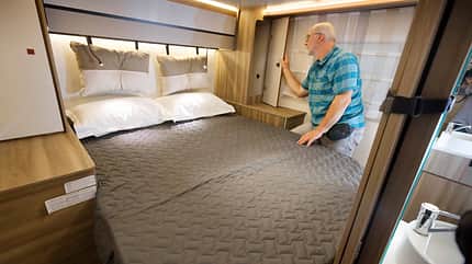 Queensbett, Wohnmobil, Kissen, Nachttisch, Kleiderschrank, Schlafzimmer Queensbett, Heck