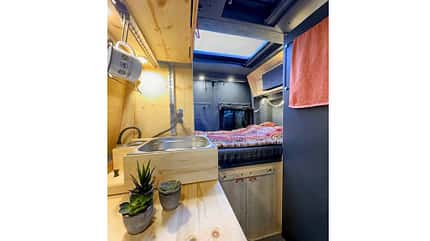 Bett, Küchenzeile, Heckbett Flowcamper Max Autark, Innen