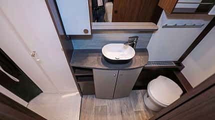 Polar Bad, Toilette, Dusche