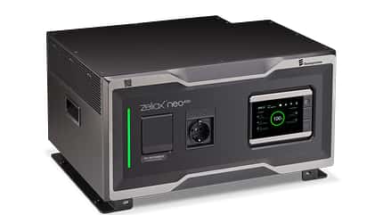 Energiespeicher Eberspächer Zeliox Neo 4000. Als zweite Neuerung präsentiert Eberspächer mit dem Zeliox Neo 4000, einen fest integrierbaren Energiespeicher. Mit LiFePO4-Akku (48 V/50 Ah) und integriertem Wechselrichter (4000 W Nennleistung) ausgerüstet, stellt er die autarke Stromversorgung sicher. Energiespeicher Eberspächer Zeliox Neo 4000