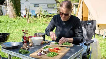 f_Kochen_im_Wohnmobil_Campingtisch