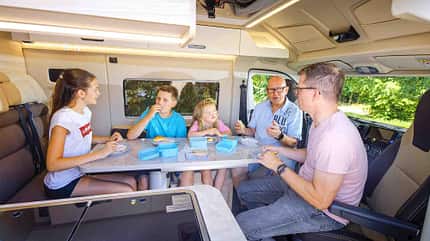 Campingbus, Familie Sitzgruppe essen, Campingbus, Familie