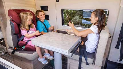 Campingbus, Familie Sitzgruppe fahren, Campingbus, Familie