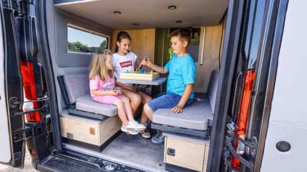 Sitzgruppe hinten, Campingbus, Familie