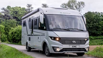 Adria Sonic 700 DC, Außenansicht, Front f_Kauftipp_Integrierte_Adria_Sonic_Außenansicht