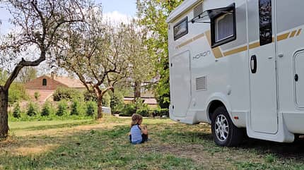 Kind. Gras, Wohnmobil