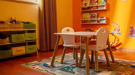 Spielzimmer, Kindertisch, Bücher, Spielzeug