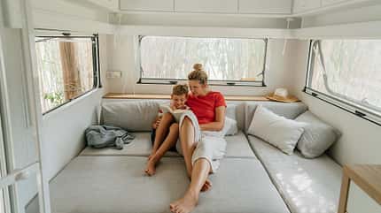 Symbolbild, Mutter und Kind im Wohnwagen