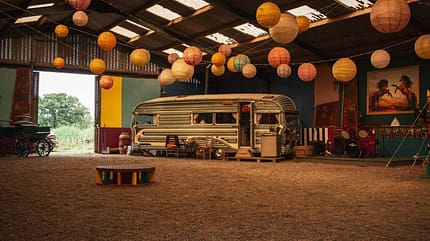 Scheune, Zirkus, Außenaufnahme Wohnwagen