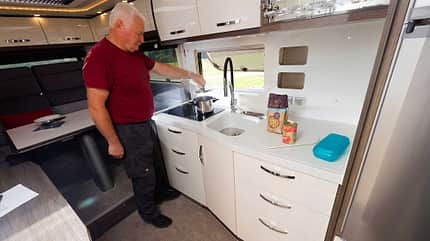 Küche, Phoenix Maxi Alkoven, Wohnmobil, Camping, Test