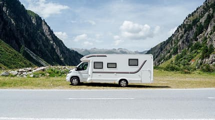 Gotthard-Strecke, Berge, Wiese, Straße, Camper
