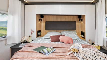 Queensbett, Schlafzimmer, Wohnmobil, Vollintegriert Queensbett, Schlafzimmer, Wohnmobil, Vollintegriert