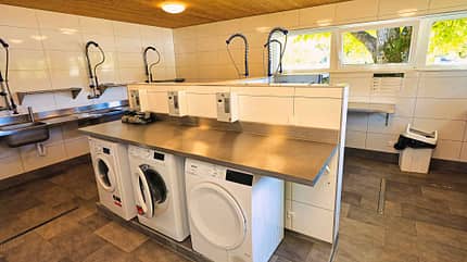 Stellplatz, Naturcamping Juritz, Sanitärgebäude, Waschmaschiene