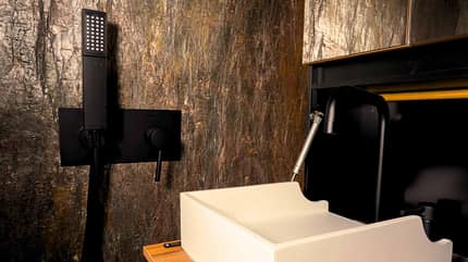 Waschbecken aus Corian, Badezimmer, Duschbrause Waschbecken aus Corian, Badezimmer, Duschbrause